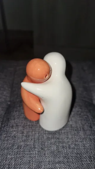 Sale e pepe abbracciati in ceramica