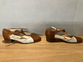 Sandalias T-Strap Marrón y Blanco Mujer
