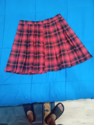 Minifalda plisada roja a cuadros