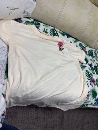 Camiseta Beige con Rosa Roja
