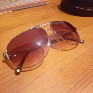 Gafas de sol aviador doradas y rojas