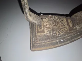 Antigua plancha de hierro fundido