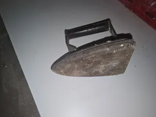 Antigua plancha de hierro fundido