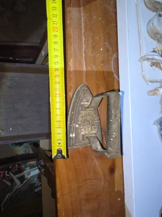 Antigua plancha de hierro fundido