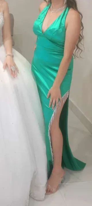 Vestido largo verde con abertura y flecos