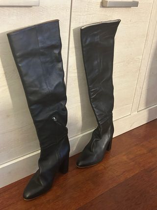 Botas altas de piel negra.
Altura tacón 9 cm