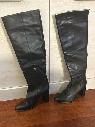 Botas altas de piel negra.
Altura tacón 9 cm