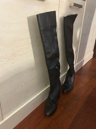 Botas altas de piel negra.
Altura tacón 9 cm