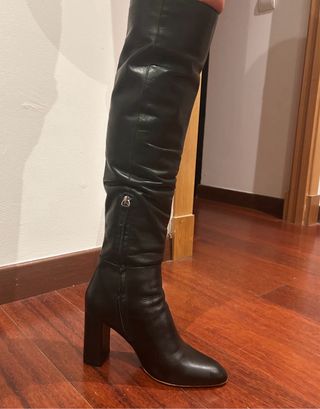 Botas altas de piel negra.
Altura tacón 9 cm