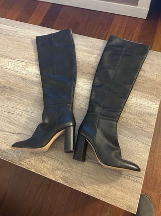 Botas altas de piel negra.
Altura tacón 9 cm