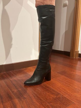 Botas altas de piel negra.
Altura tacón 9 cm