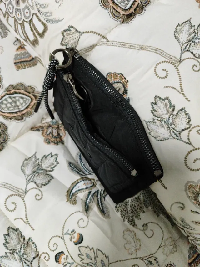 Monedero negro de mano de 15 cm. de largo