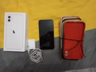 iPhone 11 Blanco con Accesorios cargador original 