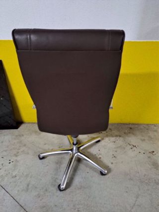 Silla de oficina de cuero marrón