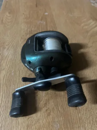 Carrete de pesca casting Shimano curado bantam