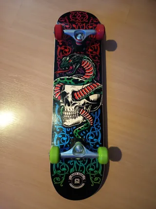 Tabla de Skate con Diseño Calavera y Serpiente