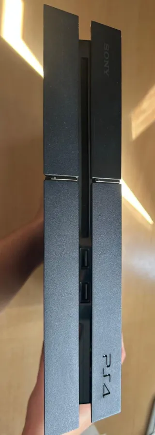 PS4 (PlayStation 4) Negra con mandos y juegos