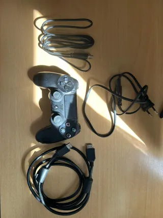 PS4 (PlayStation 4) Negra con mandos y juegos