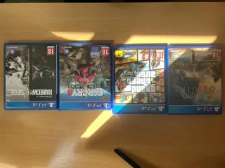 PS4 (PlayStation 4) Negra con mandos y juegos