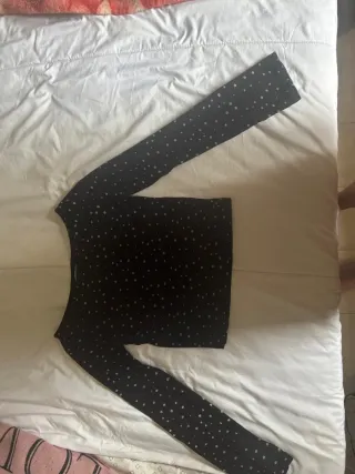 Camiseta negra con estampado de puntos