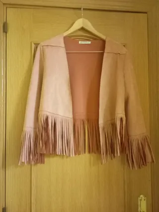 Chaqueta antelina rosa palo con flecos