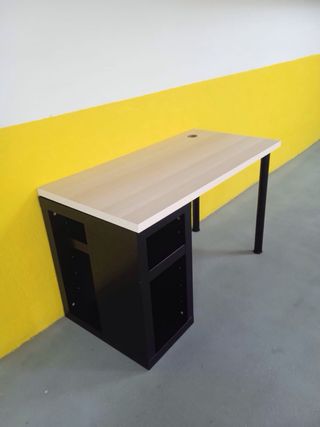 Mesa de oficina madera y metal