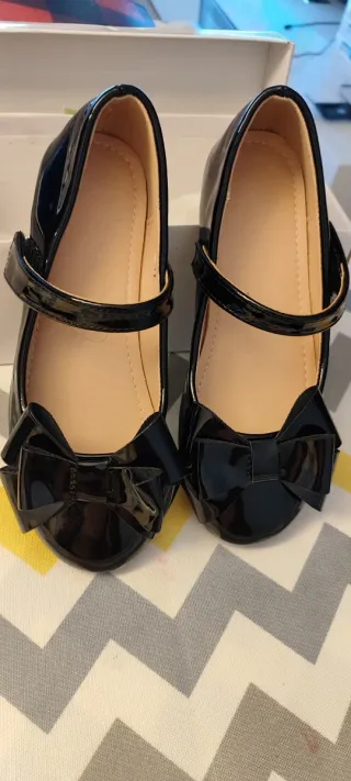 Zapatos niña charol lazo sin usar
Talla 32 