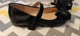 Zapatos niña charol lazo sin usar
Talla 32 
