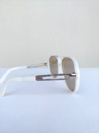 Occhiali da sole vintage bianchi e marroni