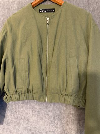 Chaqueta Zara verde oliva bomber