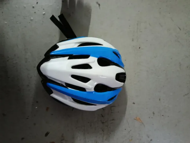 Casco de bici blanco y azul