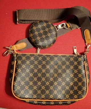 Bolso bandolera marrón con monedero