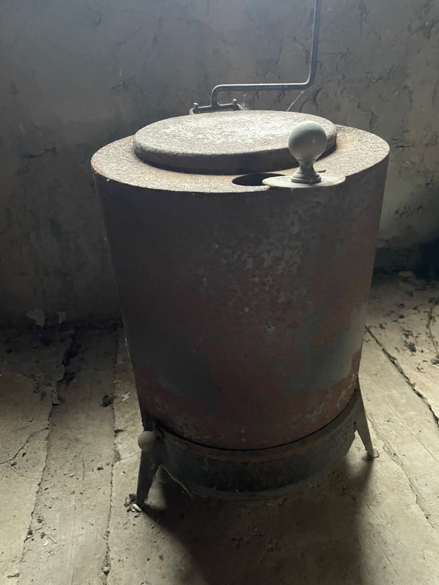 Estufa de leña antigua de metal