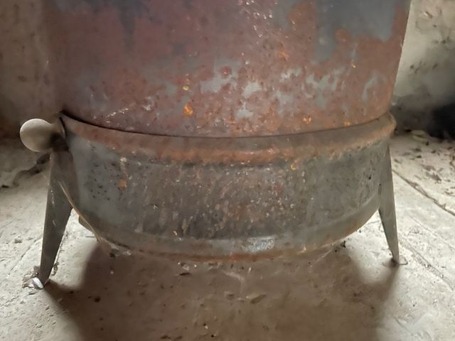 Estufa de leña antigua de metal