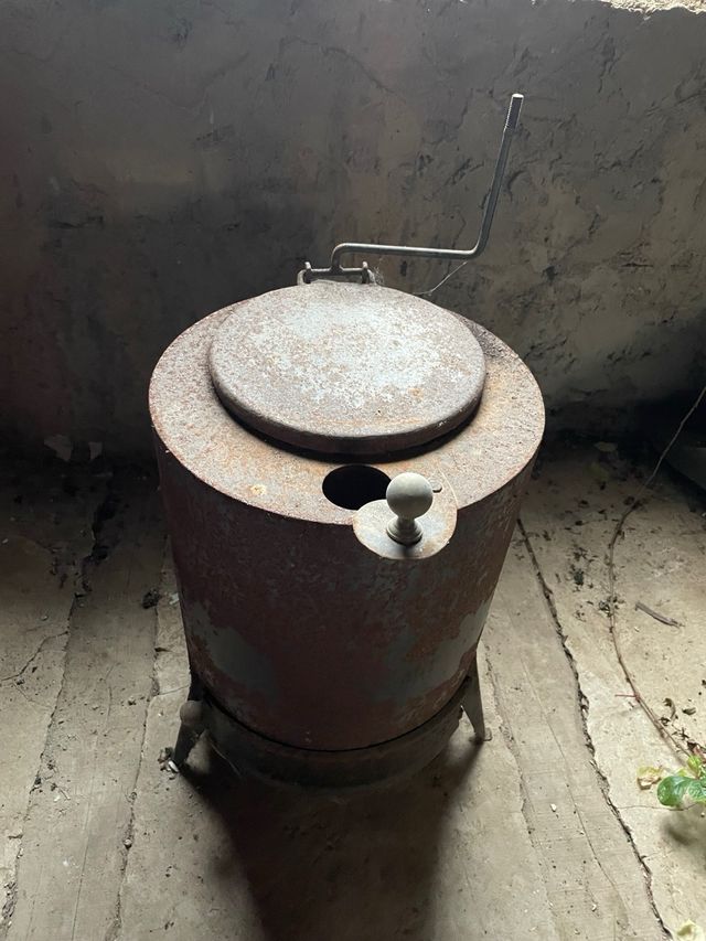 Estufa de leña antigua de metal
