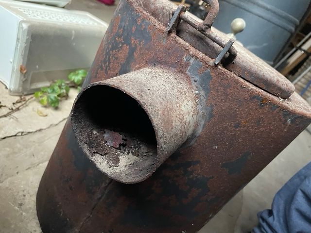 Estufa de leña antigua de metal