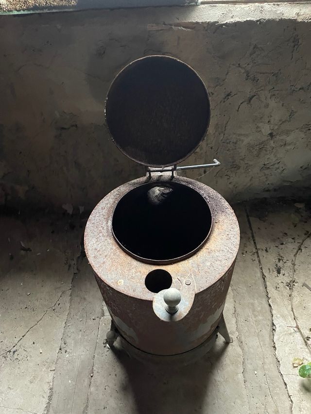 Estufa de leña antigua de metal