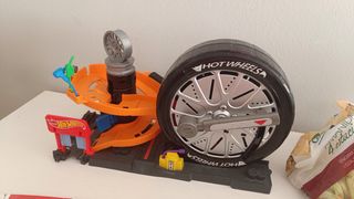 Hot Wheels City Super Spin Tire Shop (modelo FNB17