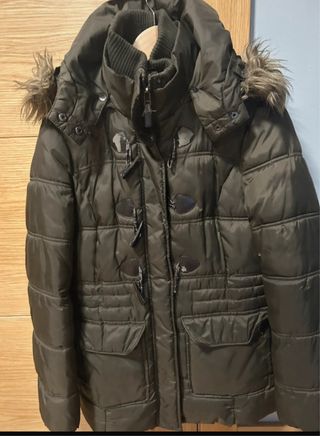 Parka verde con cremallera oculta y gorro