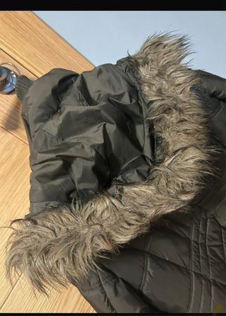 Parka verde con cremallera oculta y gorro
