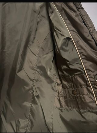 Parka verde con cremallera oculta y gorro
