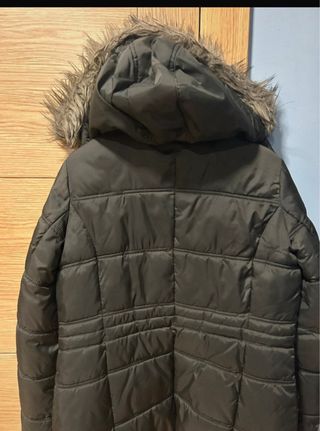 Parka verde con cremallera oculta y gorro