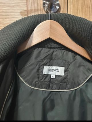 Parka verde con cremallera oculta y gorro