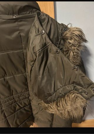 Parka verde con cremallera oculta y gorro
