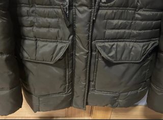 Parka verde con cremallera oculta y gorro