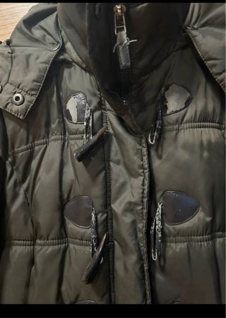 Parka verde con cremallera oculta y gorro