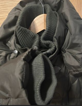 Parka verde con cremallera oculta y gorro