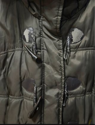 Parka verde con cremallera oculta y gorro