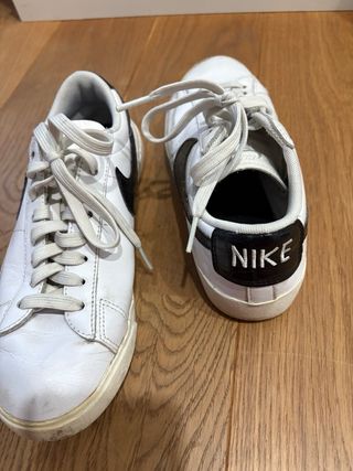 Zapatillas Nike Blancas y Negras