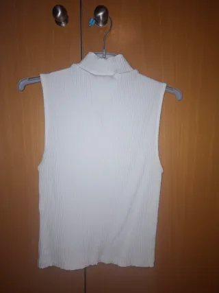 Top blanco cuello alto sin mangas Stradivarius